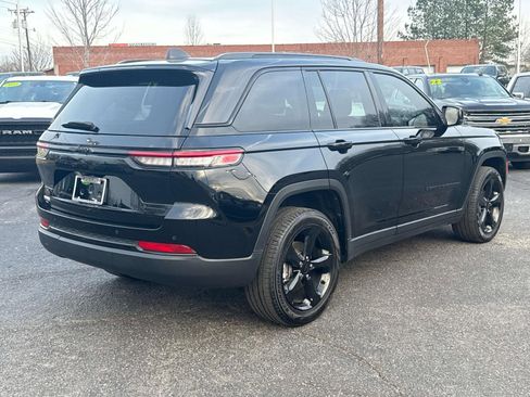 Used 2023 Jeep Grand Cherokee Limited w/ Black Appearance Package image 8