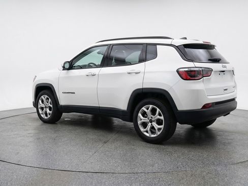 Used 2025 Jeep Compass Latitude AWD/4WD image 6