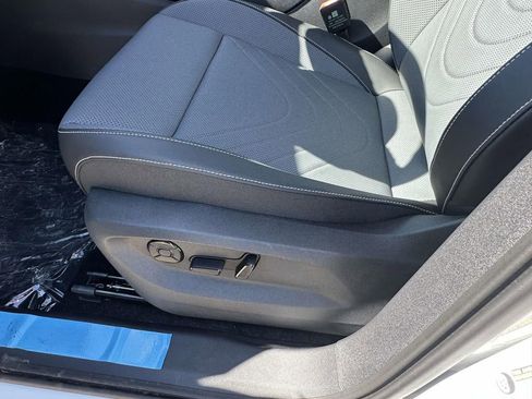 New 2025 Volkswagen Tiguan SE image 16