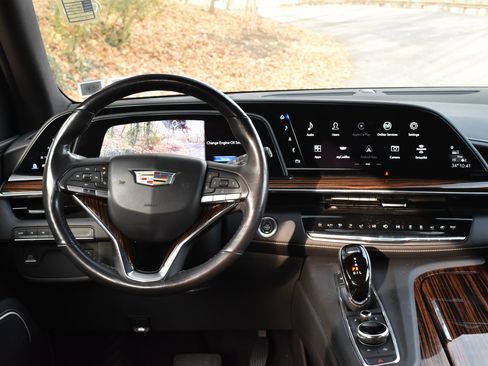 Used 2023 Cadillac Escalade ESV Luxury image 34