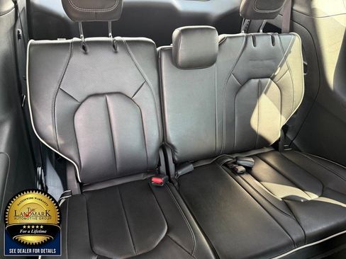 Used 2025 Chrysler Pacifica Limited image 19