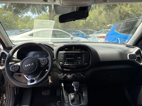 Used 2025 Kia Soul LX w/ LX Technology Package FWD image 31