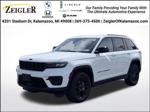Used 2025 Jeep Grand Cherokee Altitude AWD/4WD image 1