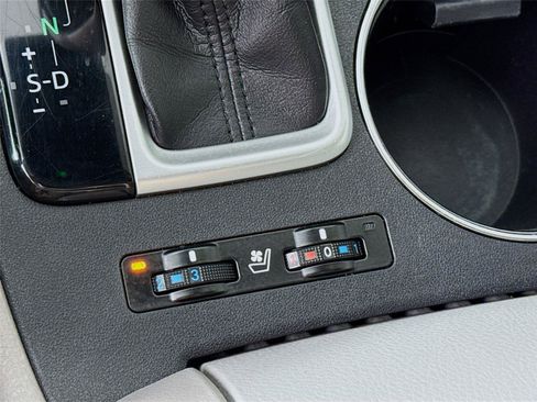 Used 2018 Toyota Highlander Limited w/ Carpet Mat Package (TMS) AWD/4WD image 16