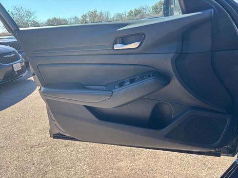 Used 2025 Nissan Altima 2.5 SV image 18