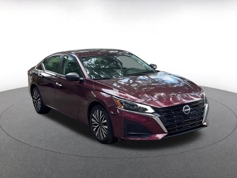 Used 2024 Nissan Altima 2.5 SV FWD image 3