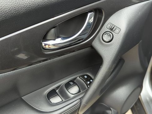 Used 2017 Nissan Rogue SV AWD/4WD image 8