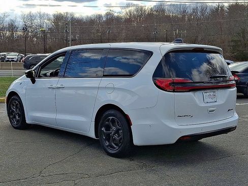 Used 2024 Chrysler Pacifica Limited FWD image 5