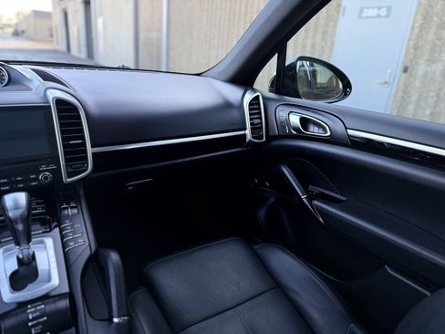 Used 2017 Porsche Cayenne S Platinum AWD/4WD image 21