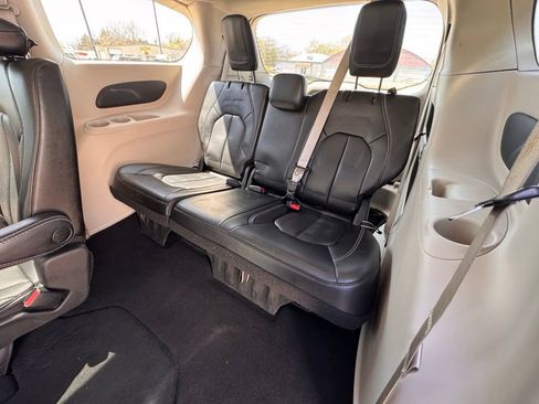 Used 2023 Chrysler Pacifica Touring-L image 10