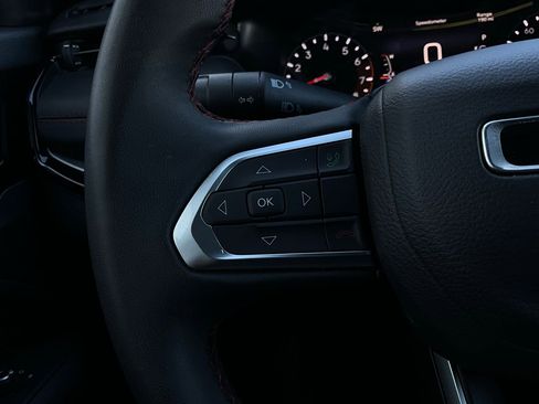 Used 2025 Jeep Compass Trailhawk image 34