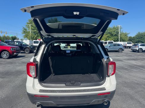 Used 2023 Ford Explorer XLT w/ Equipment Group 202A AWD/4WD image 9