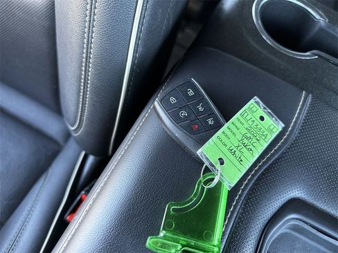 Used 2022 GMC Yukon XL SLT w/ SLT Premium Package image 32