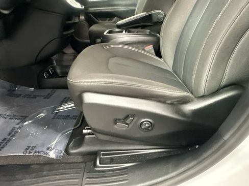 Certified 2021 Chrysler Pacifica Touring w/ Cold Weather Group AWD/4WD image 5