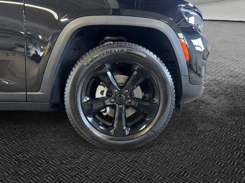 Used 2023 Jeep Grand Cherokee Altitude AWD/4WD image 11