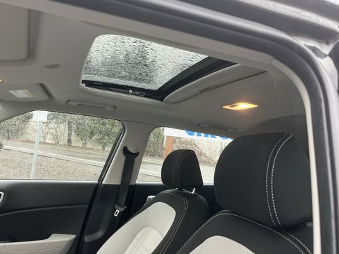 Certified 2022 Hyundai Venue SEL image 16