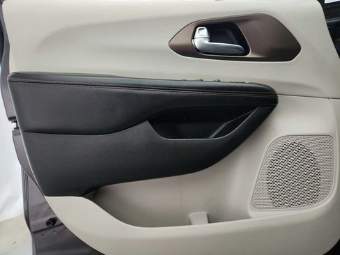 Used 2019 Chrysler Pacifica Touring-L FWD image 23