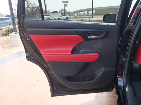 Used 2023 Toyota Highlander XSE image 7