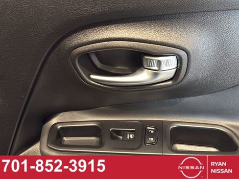 Used 2016 Jeep Renegade Trailhawk w/ Premium Trailhawk Package image 38