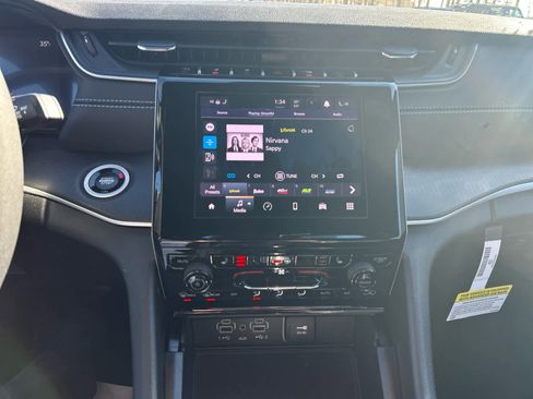 Used 2025 Jeep Grand Cherokee Altitude image 27