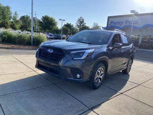 Used 2022 Subaru Forester Premium AWD/4WD image 4