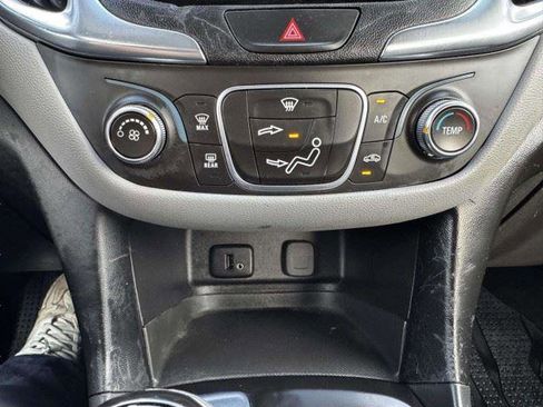 Used 2018 Chevrolet Equinox LS FWD image 32