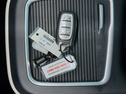 Used 2023 Chrysler Pacifica Touring-L FWD image 33