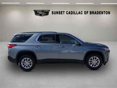 Used 2021 Chevrolet Traverse LT image 3