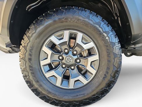 Used 2020 Toyota Tacoma TRD Off-Road w/ TRD Premium Off Road Package AWD/4WD image 24