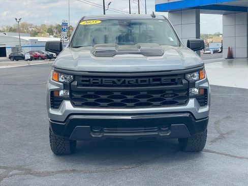 Used 2025 Chevrolet Silverado 1500 Custom Trail Boss w/ Dark Appearance Package image 2