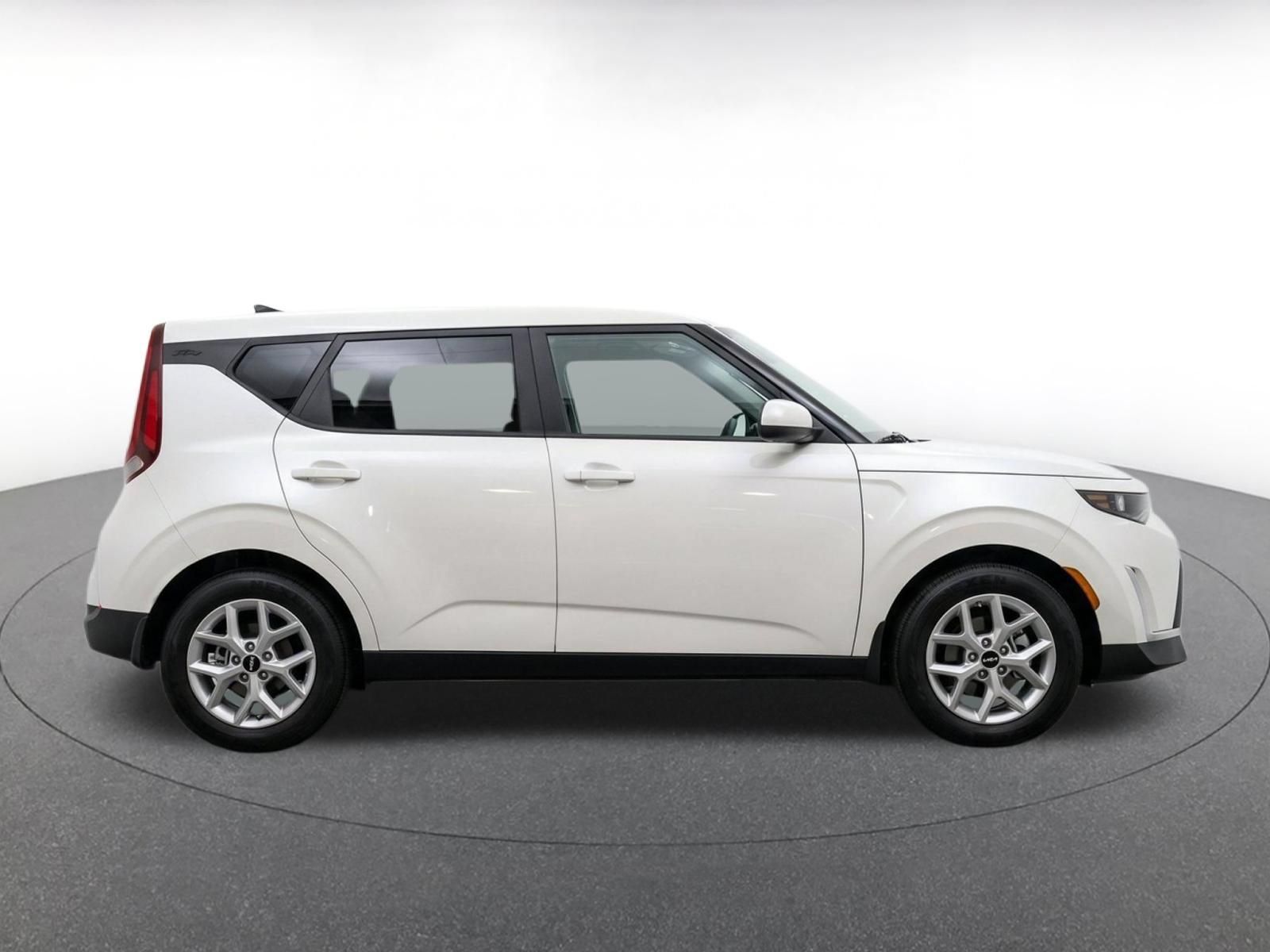 Used 2025 Kia Soul LX w/ LX Technology Package FWD image 9
