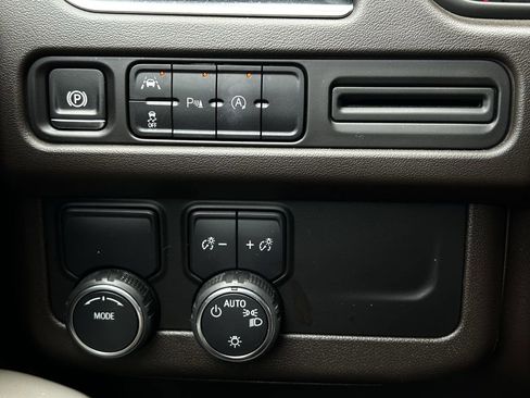 Used 2024 Chevrolet Suburban LT RWD image 26