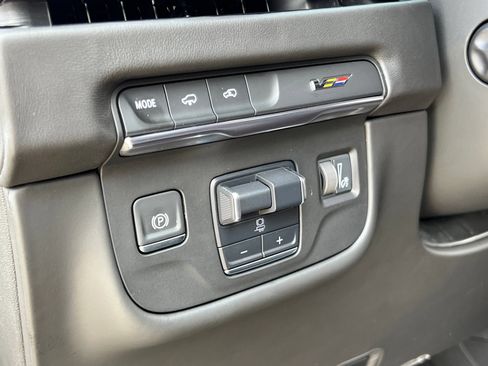 Used 2025 Cadillac Escalade ESV V AWD/4WD image 38