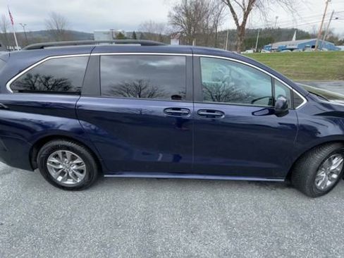 Used 2024 Toyota Sienna LE AWD/4WD image 9