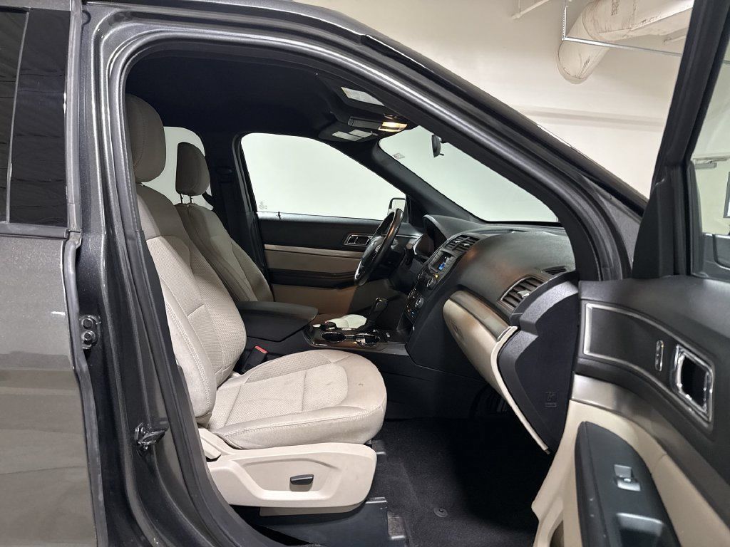 Used 2019 Ford Explorer XLT AWD/4WD image 21