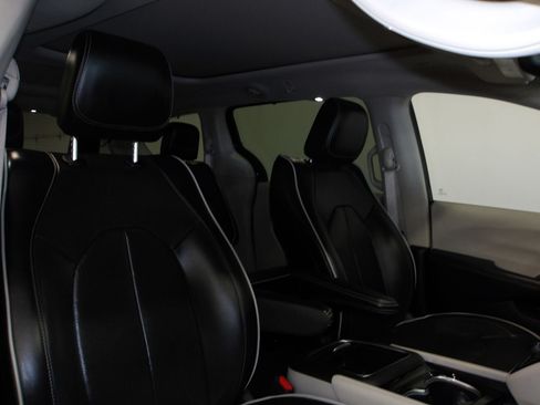 Used 2024 Chrysler Pacifica Limited FWD image 17