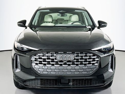 Used 2025 Audi Q5 Premium w/ Convenience Package image 2