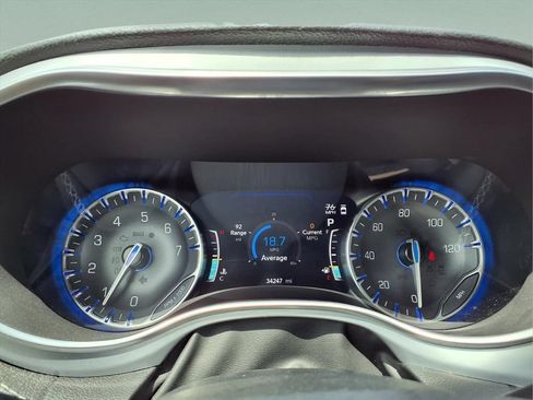 Used 2025 Chrysler Pacifica Limited FWD image 15
