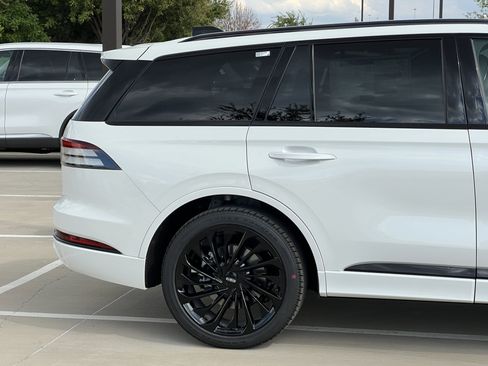 New 2025 Lincoln Aviator Reserve w/ Luxury Package image 9