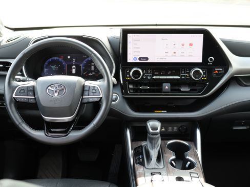 Certified 2024 Toyota Highlander Limited AWD/4WD image 37
