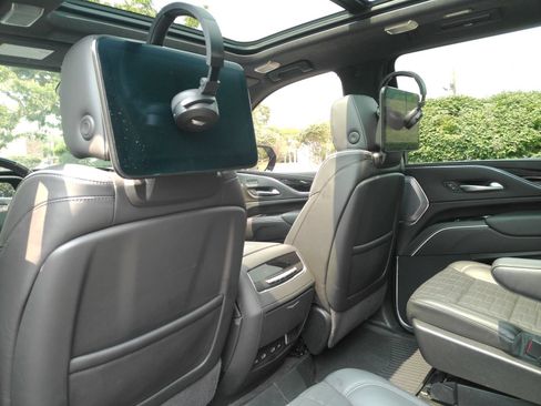 Used 2024 Cadillac Escalade ESV V w/ LPO, ONYX Package AWD/4WD image 15