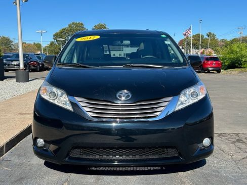 Used 2017 Toyota Sienna XLE image 3