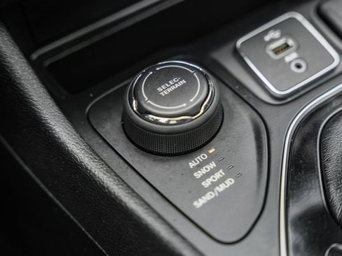 Used 2019 Jeep Cherokee Limited image 24