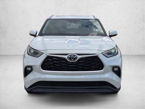 Used 2022 Toyota Highlander XLE FWD image 2