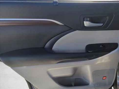 Used 2015 Toyota Highlander Limited image 24