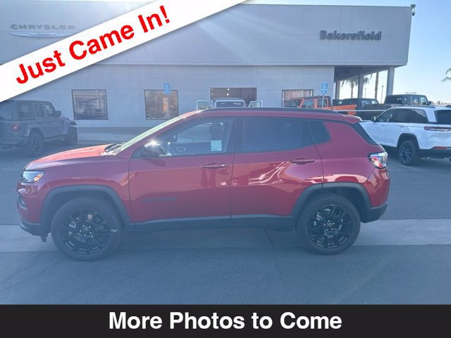 Used 2025 Jeep Compass Latitude w/ Altitude Special Edition AWD/4WD image 2