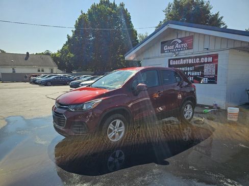 Used 2022 Chevrolet Trax LS w/ Tint and Cruise Package AWD/4WD image 5