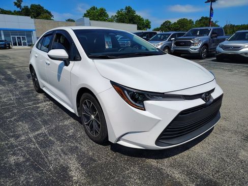 Used 2024 Toyota Corolla LE FWD image 3