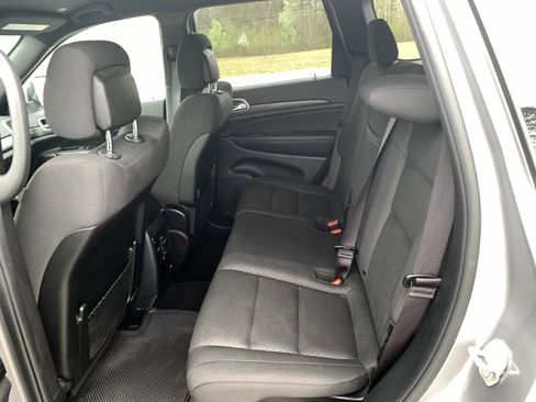 Used 2019 Jeep Grand Cherokee Laredo image 27