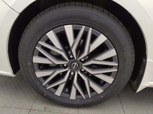 Used 2024 Nissan Altima 2.5 SV FWD image 31
